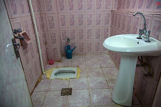 Irak, Hillah (Al Hilla). Standardowy wyglad hotelowej toalety.